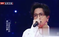 薛之谦的绅士现场版,薛之谦深情演绎，唤醒回忆的旋律